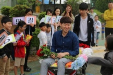 [스승의 날 맞아 도내 초등학교서 웃음꽃 활짝] 군산회현초 학부모·학생들 꽃길만 걸으세요