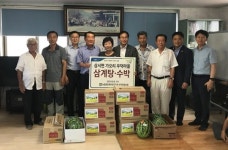 농협중앙회 부안군지부, 우덕마을에 삼계탕·수박 전달