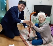 정읍시 태인면사무소, 100세 어르신께 장수지팡이 전달