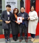 전주 효자4동, 동네복지 위한 착한가게 인증 현판 전달