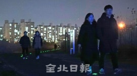보행자 위험에 노출된 야간 천변길 자전거 도로