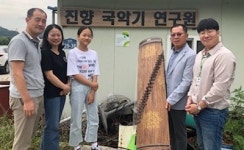 초록우산 어린이재단 전북본부, 임실 홍유경 학생에 가야금 지원