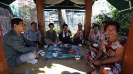 [김영철의 동네 한 바퀴] 서울 한강로동 : 추억하다, 기찻길 옆 동네…50년 옛 과자점·초밥집·삼각지 로터리·부대감자국