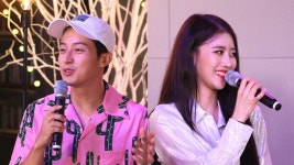 [덕화다방] 러블리즈 케이·미주, 첫 출근에 문전성시 이룬 강릉 경포해변