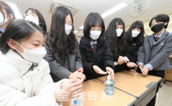 전주 한옥마을 관광지로 등교하는 학생들 신종 코로나 더 걱정