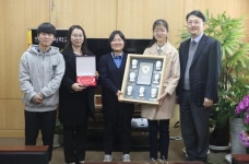 손으로 기억하는 동창 얼굴…전북맹아학교 졸업생 촉각앨범 받아
