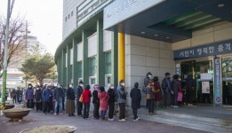 [현장 르포-익산시 마스크 무료 배부] 행정복지센터 앞에 오전부터 시민 행렬