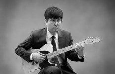 무더운 여름, 기타로 재즈를 연주하다