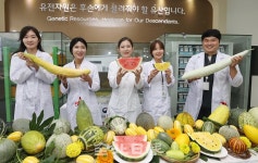 유전자원 선보이는 연구원들