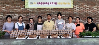 완주군 가족문화교육원 수강생들, 의료시설에 떡 전달