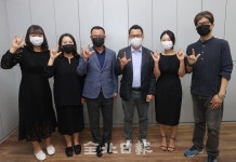 코로나19 방역의 또 다른 주역 수어통역사, 브리핑 때 마스크 못 쓰는 사연은?