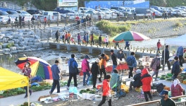 전주 명물 도깨비시장에 드리운 빛과 그림자