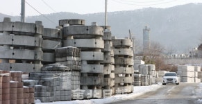 [현장속으로] 도로 옆 수년간 쌓인 건축자재, 운전자 안전 위협