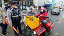 완주경찰서 야간에는 밝은 옷에 야광지팡이