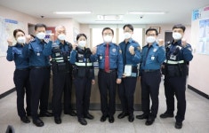 진교훈 전북경찰청장, 정읍 상동지구대에서 유공 직원 표창