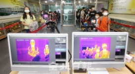 초등학교 개학…발열검사 받는 아이들
