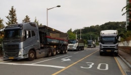 군산 도심 대형차량 밤샘 주차 시민 안전 위협