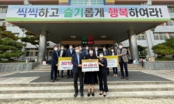 국민연금공단, 전주시 4개 초교에 안전 신호등 우산 전달