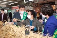 전북인삼농협 · 진안군 · 농협진안군지부 · 무진장축협·관내 5개농협, 진안인삼 판로확대 · 소비촉진 직거래장터 판촉 활동