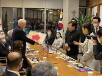 남원 출신 김병종 작가 그림 화홍산수, 마이크 펜스 전 미국 부통령에게 선물