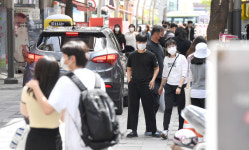 차량∙적치물 점령⋯걷기 싫은 거리 된 걷고 싶은 거리