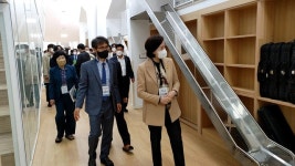 교실 복도에 미끄럼틀이