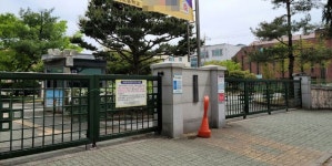 거리두기 해제에도 굳게 닫힌 학교 운동장