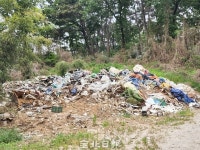 익산 유천생태습지공원 앞 쓰레기 방치 수개월째 ‘시민 눈살’