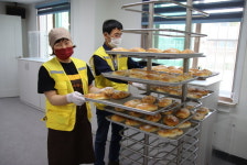 익산시자원봉사센터, 소외이웃에 사랑의 빵 전달