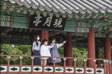 남원시, 광한루원 일원 관광 종사자 대상 한복 근무복 시범 도입