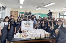 정읍 왕신여중 학생들, 송편 만들어 어르신들에게 전달