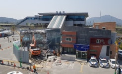 정읍역 광장 중앙에 위치한 역전지구대 이전 촉구 목소리 높아