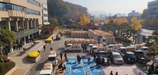 정읍지역 농민들, 시청광장에 나락 380여톤 적재투쟁 나서
