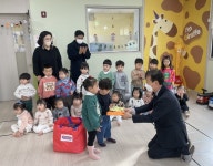 전주 키즈빌어린이집 원생들, 효자2동에 이웃돕기 성금 전달