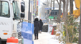 인도 헤집고 도로 점령하고 전주 금암동 주상복합건물 신축 현장 안전 불감증