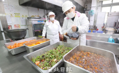 한파에 식어버린 ‘밥상 차리기’, 고물가에 무료 급식소도 타격