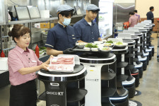 “16대의 로봇 덕분에 고급 식당으로 변신했어요”