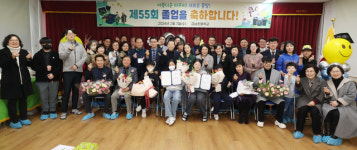 눈물바다된 마지막 졸업식...역사속으로 사라지는 무지개 초등학교