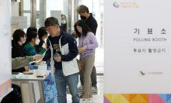 제22대 국회의원 선거 투표하는 유권자들