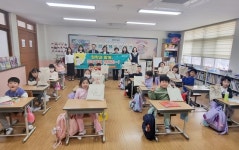 정읍시, 수성초등학교 입학생에게 책 꾸러미 전달