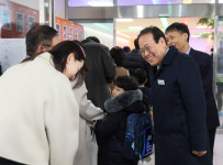 입학을 축하해요…서거석 교육감, 전주효천초서 신입생 맞이