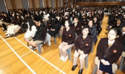[포토] 함열여고 만학도들, 손녀뻘 학생들과 함께 입학