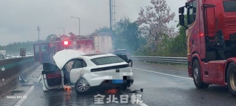 완주 호남고속도로서 전기차 가드레일 충격 후 화재