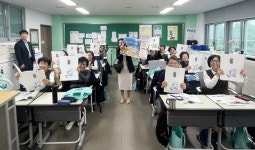 열정도 배려도 최고…익산시, 만학도 눈높이 맞춘 확대 교과서 지원