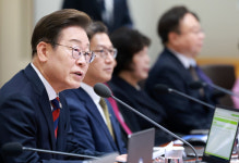 첫 국무회의 이 대통령 