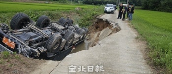 남원서 농로 붕괴…수해 복구 덤프트럭 전도