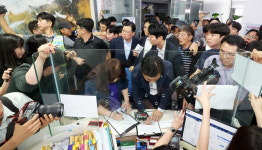 [포토] 김관영 전북지사 완주군 전입, 아수라장 된 삼례읍 행정복지센터
