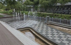 더위야 물러가라⋯군산시, 미제천 바닥분수 운영