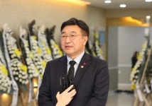 윤호중 행안부 장관, 교통사고 조사 중 순직한 고 이승철 경정 조문