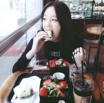 몰라보게 예뻐진 박보람, 샌드위치 먹는 일상 사진도 눈길